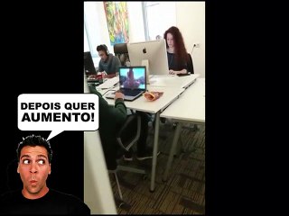 Jovem estagiário apanhado a ver filmes para adultos na hora do trabalho e passa vergonha