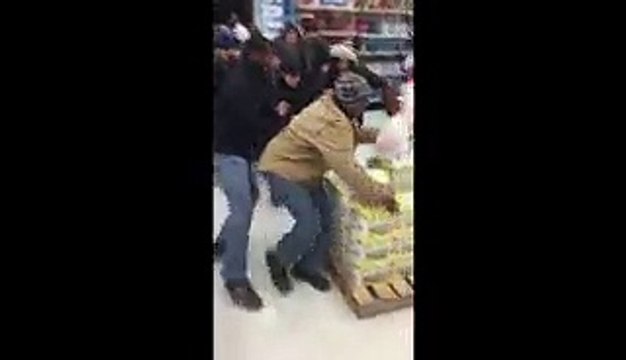Black Friday : cette femme arrache un jouet de mains de ce petit garçon, regardez ce qui arrive !