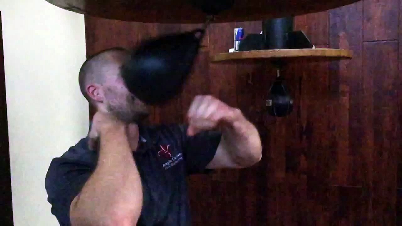 Entraînement de boxe à la poire filmé au ralenti.. Impressionnant !
