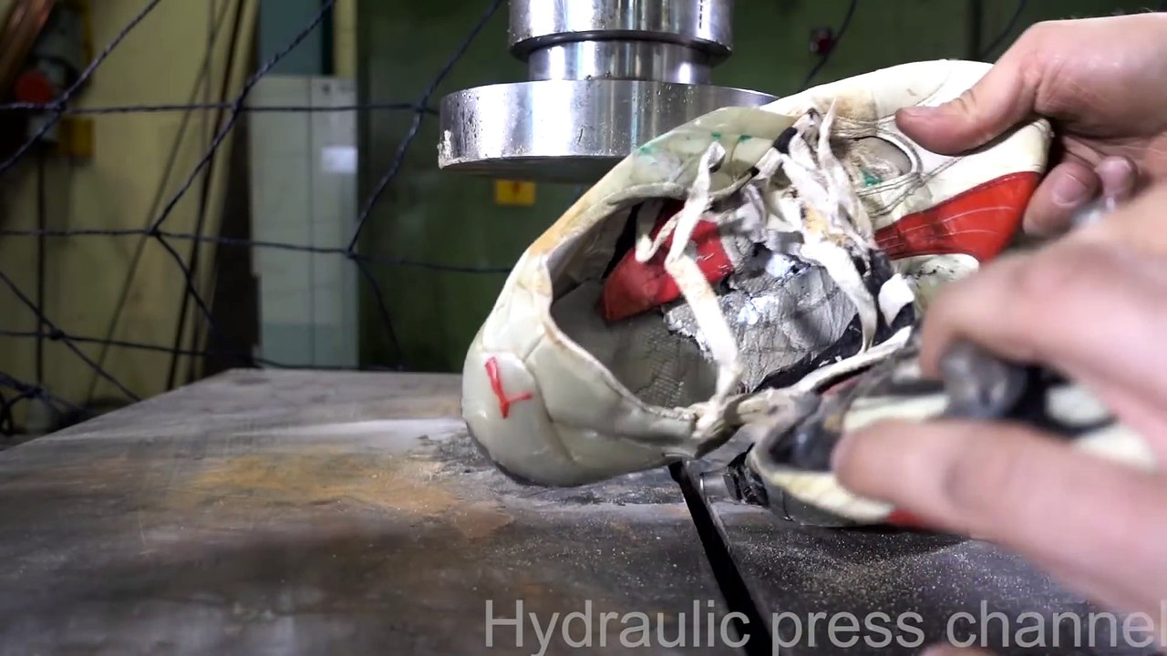 Marquer un but et défoncer le ballon à la presse hydraulique