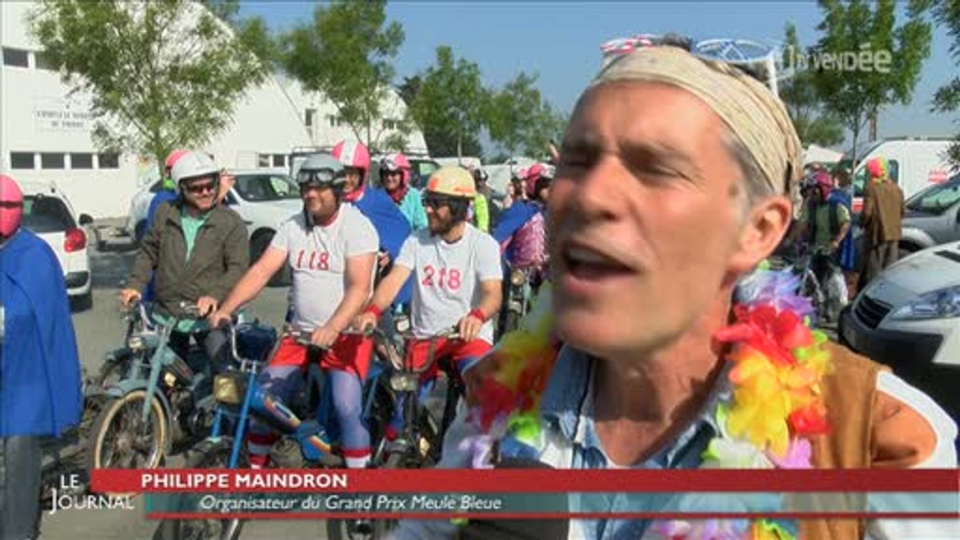 Course A Mobylettes La Meule Bleue Fait Le Tour De Bouin Video Dailymotion