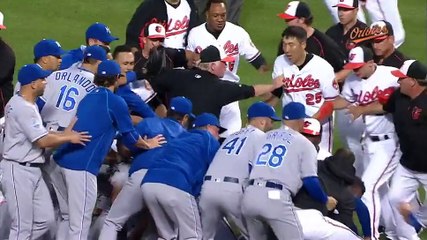 Ce match de baseball dégénère en bagarre générale. Violent!