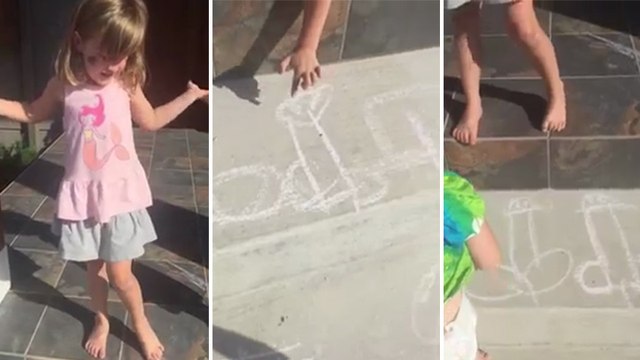 Une petite fille dessine une famille de girafes