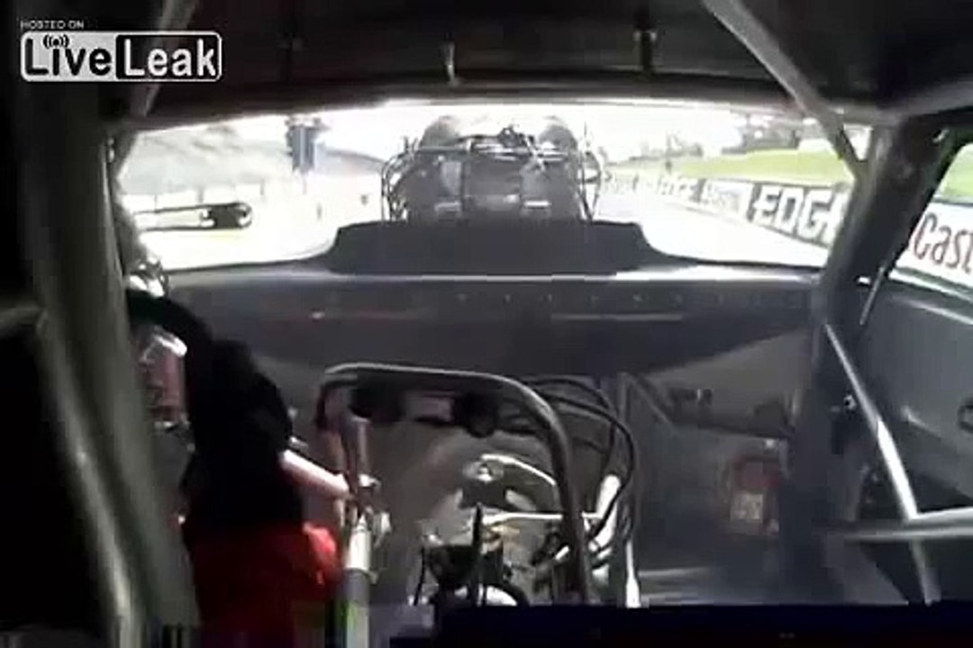 Isto é o que acontece quando a embraiagem de um carro de Drag entrega a alma ao criador
