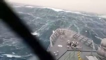 Impressionnant : un bateau militaire lutte contre de terribles vagues