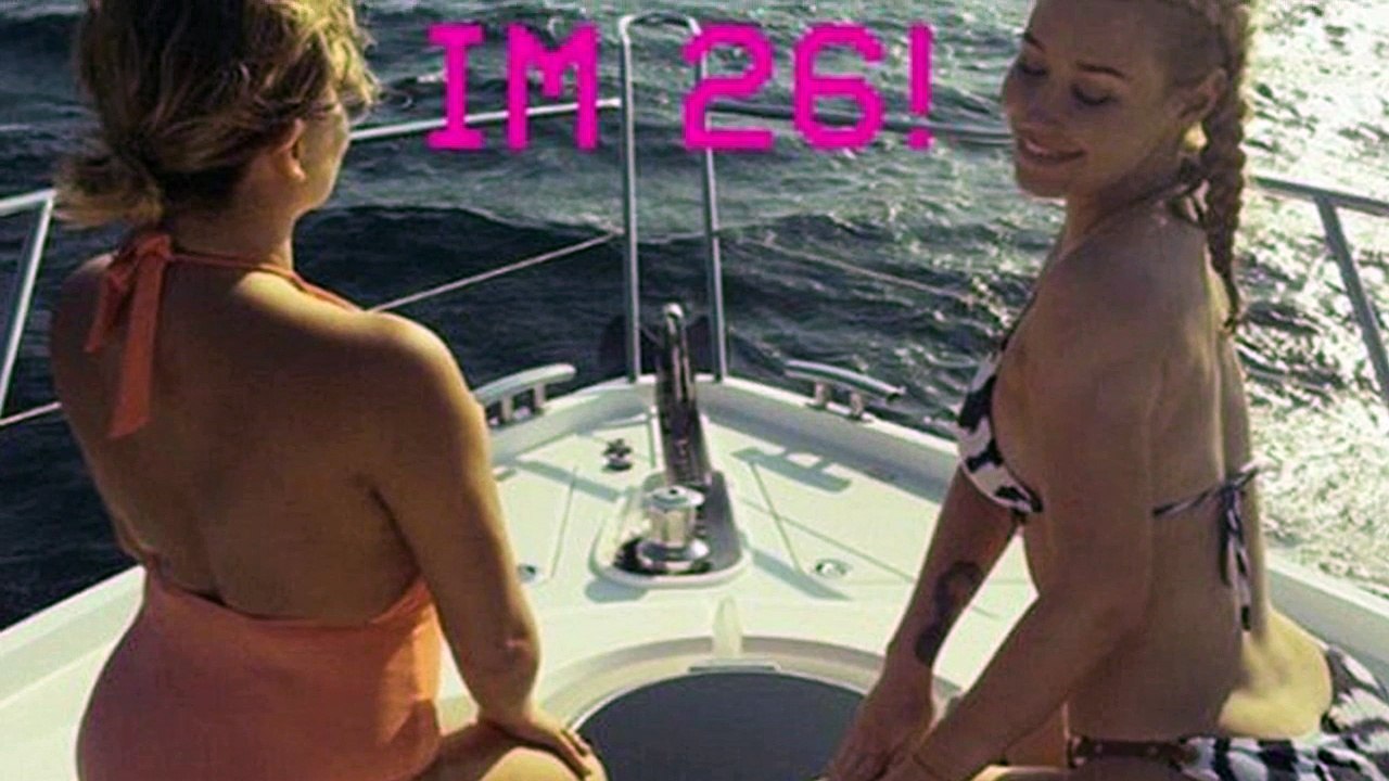 Iggy Azalea Shows Curvy Butt In Swimsuit On her Birthday!