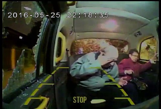 Mamie prend une brique en pleine tête dans un Taxi lancée pa