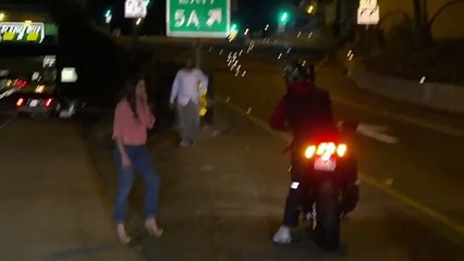 Drunk  larki nay road kay beech may gari kyun park kardi