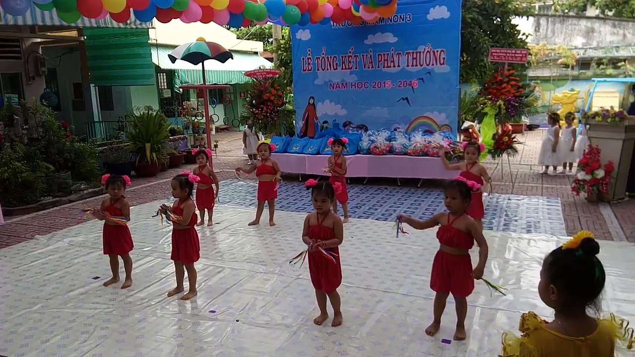 Sari biểu diễn tiết mục văn nghệ bế giảng Trường mầm non 3