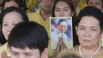 Tailandia se tiñe de amarillo para conmemorar a su rey