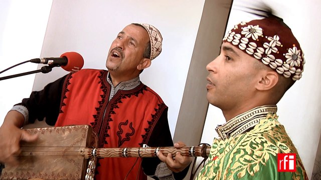 Le maâlem Abdelslam Alikane Souiri joue Bania - Festival gnawa d'Essaouira, Maroc