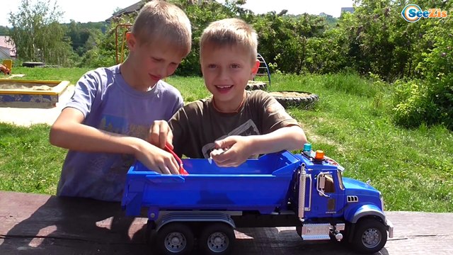 BRUDER Грузовик. Снегоуборочная Машина и Игорек с Богданом. Опыты для детей – Искусственный Снег