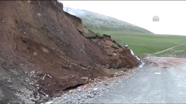 Ardahan-Posof Karayolunda Heyelan