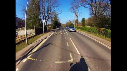 Une voiture oublie le code de la route