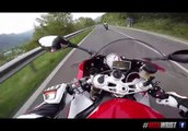 Une BMW S1000RR affronte une Yamaha R1 dans une course folle