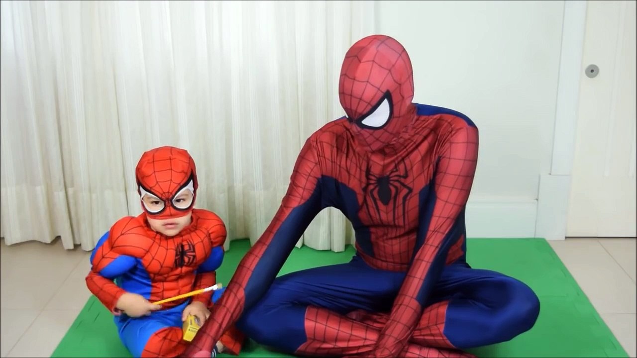 HOMEM ARANHA PINTANDO DESENHO DA PEPPA E SUPER WINGS