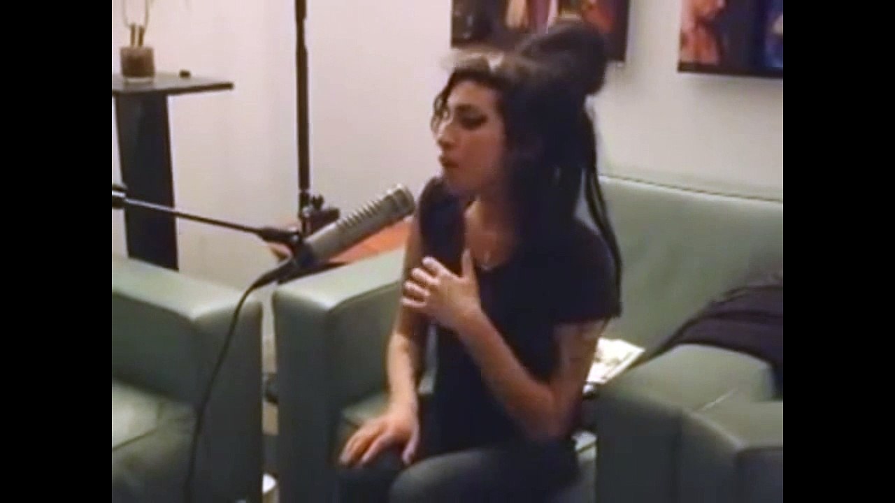 Amy Winehouse - Valerie (Acoustic)