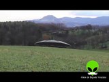 Alien - ASSUSTADOR! Disco voador (ovni) com alienígena é VISTO DECOLANDO