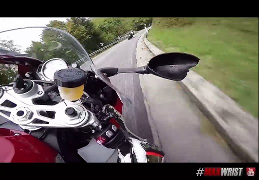 Deux motards font une course de folie sur une route de montagne