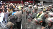 Golpeados diputados opositores en protesta por revocatorio en Venezuela