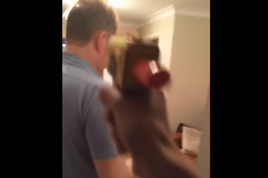 Il teste les nerfs de son père tous les jours