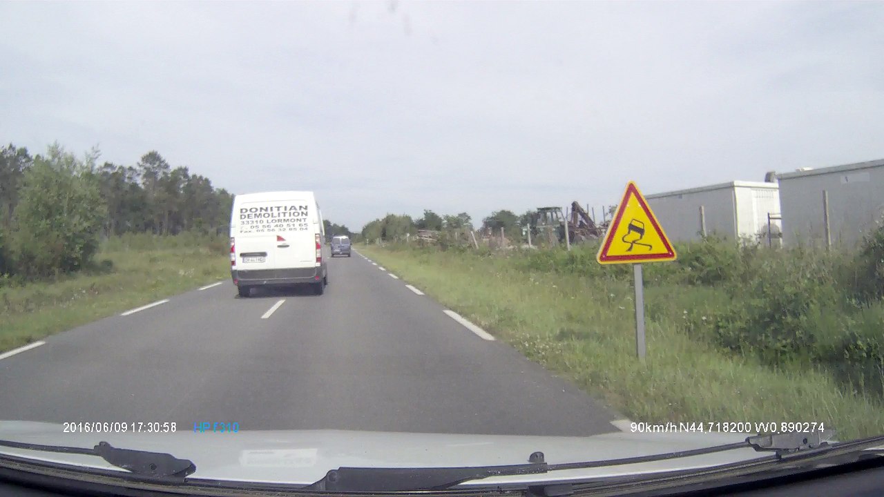 camionnette roule au milieu de la route