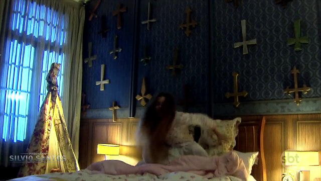 Une fille possédée piège des auxiliaires de vie (Caméra cachée)