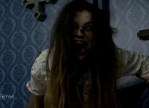 Une fille possédée piège des auxiliaires de vie en caméra cachée.