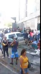 Vea la interminable cola a las afueras de un abasto en Naiguatá