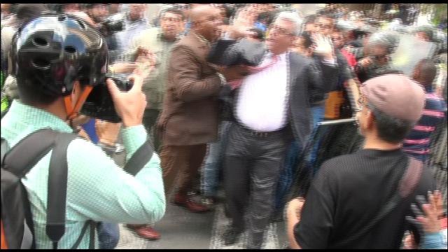 Golpean a diputados opositores durante protesta por revocatorio en Venezuela