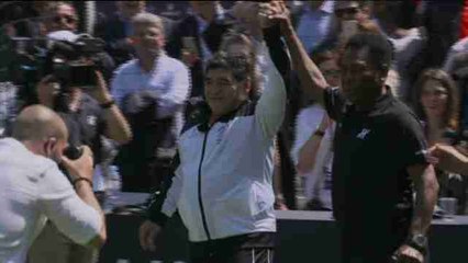 Maradona y Pelé se abrazan en París y son cazados criticando a Messi