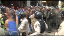 Agreden a golpes a diputados opositores por revocatorio en Venezuela