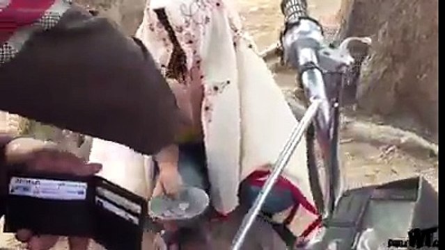 Funny Motorcycle Snatching In Pakistan - Funny Pakistani Videos