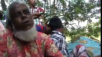 পথে বসে কি সুন্দর করে গান গাচ্ছে ছেলেটা, দেখুন ভালো লাগবে