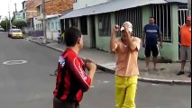 Bêbados Engraçados Brigam Sem Cair e Viram Motivo de Piada no México