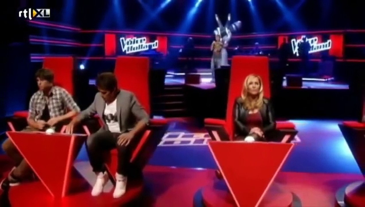 Ce beau gosse ouvre la bouche et la réaction des jurés est immédiate !