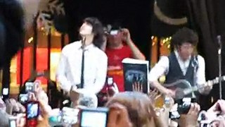Jonas Brothers LIVE! 12/29 Verizon-In Store
