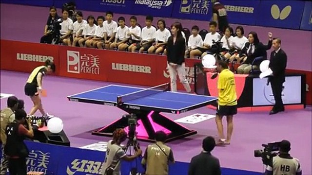İki kolunuda kaybetmiş olan adamdan göz dolduran masa tenisi performansı.