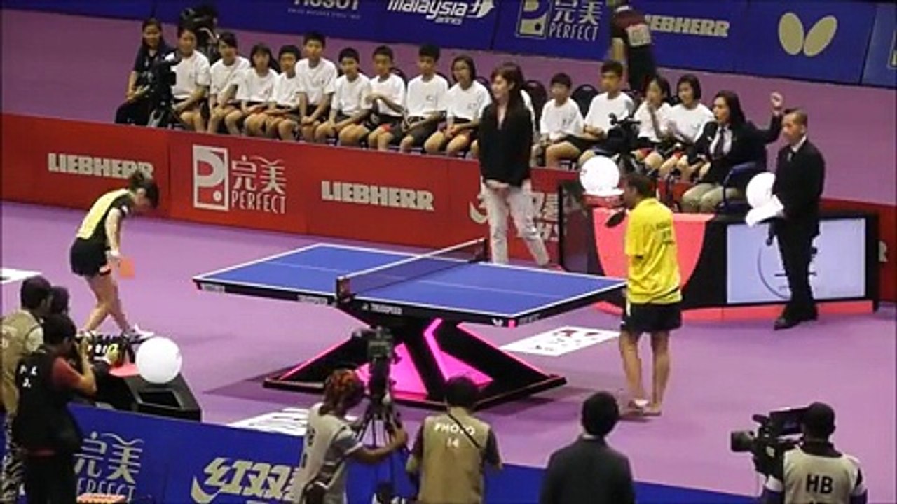 İki kolunuda kaybetmiş olan adamdan göz dolduran masa tenisi performansı.