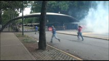 Protestas de estudiantes dispersada con gases lacrimógenos por policía en Caracas