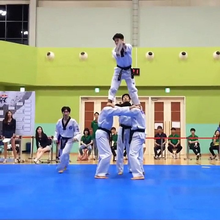 Il réussit la prouesse de mettre un coup de pied à 4 mètres de hauteur