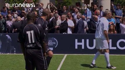 Дуэль легенд: Марадона против Пеле на товарищеском матче в Париже