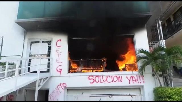 Maestros incendian Secretaría de Educación en Guerrero como forma de protesta
