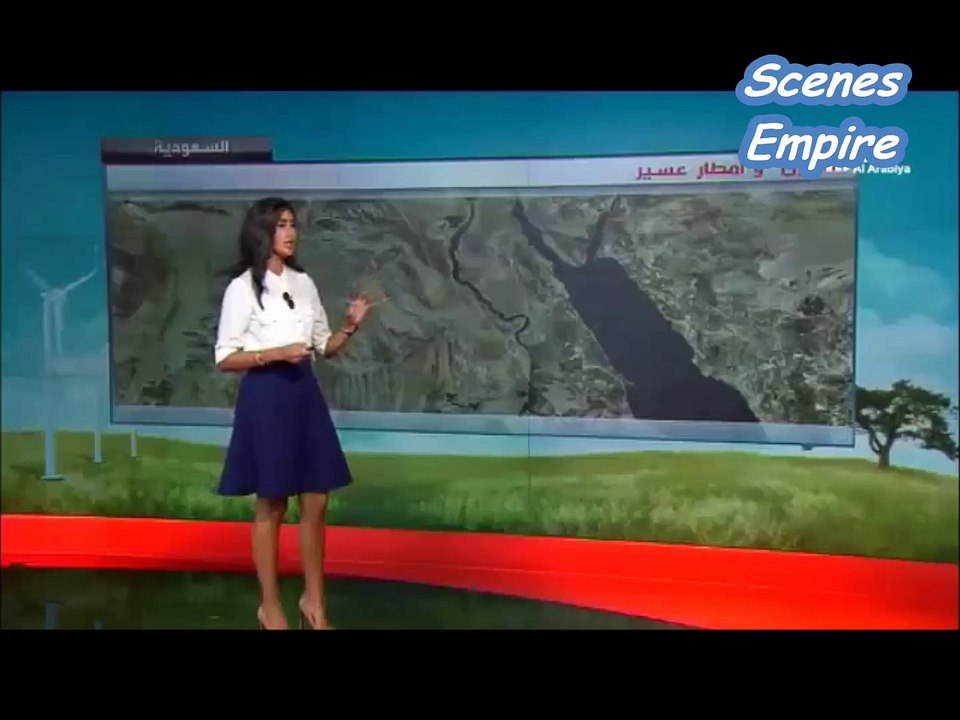 وقوع المذيعة على الهواء مباشرة وظهور ملابسها الداخلية