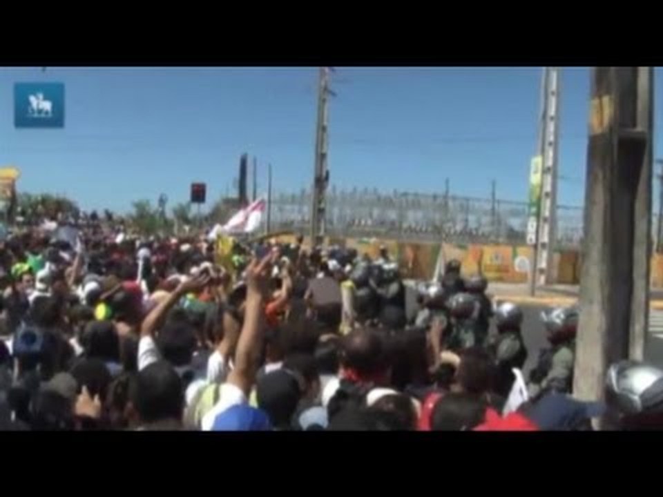 Bombas, balas de borracha e pedras são usadas em conflito entre polícia e manifestantes em Fortaleza