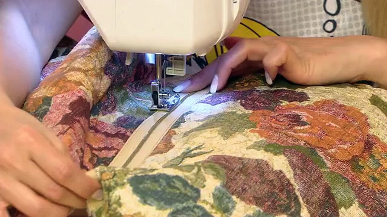 с Ольгой Никишичевой вы можете сшить красивую подушку из того, что есть под рукой.