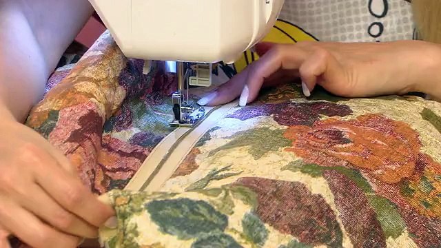 с Ольгой Никишичевой вы можете сшить красивую подушку из того, что есть под рукой.