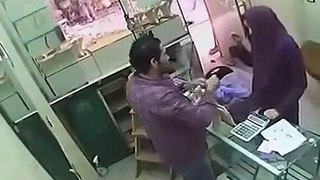 Beautiful Girl thefting from Gold Shop CCTV catch_(640x360)