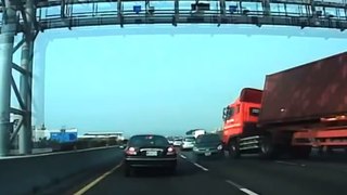 Un terrible accident de camion sur l'autoroute