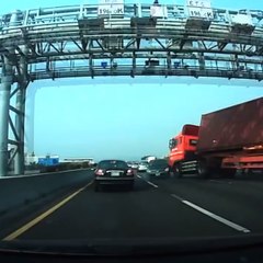 Un terrible accident de camion sur l'autoroute